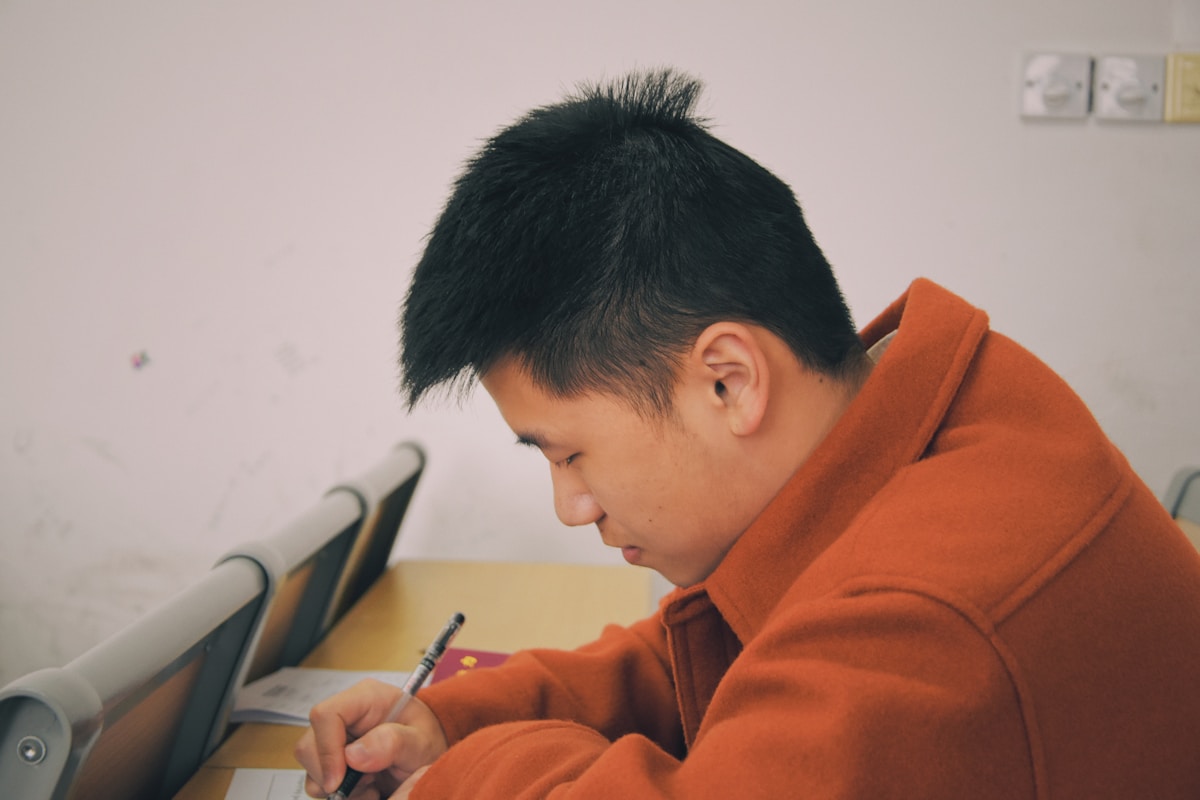 Candidato se preparando para a prova do PREPOM com guia de estudos e simulados gratuitos
