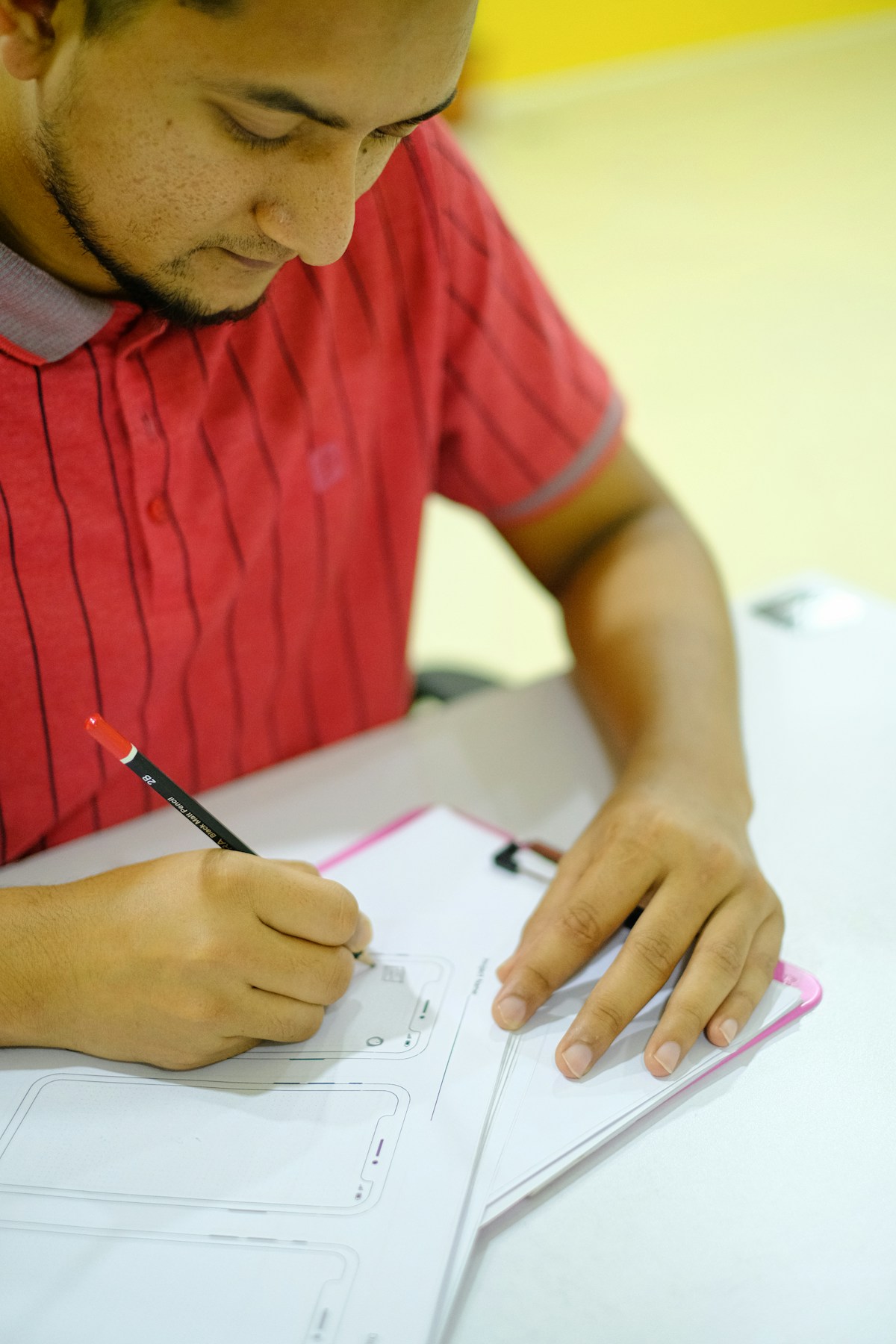 Estudante concentrado se preparando para prova com cadernos e materiais de estudo