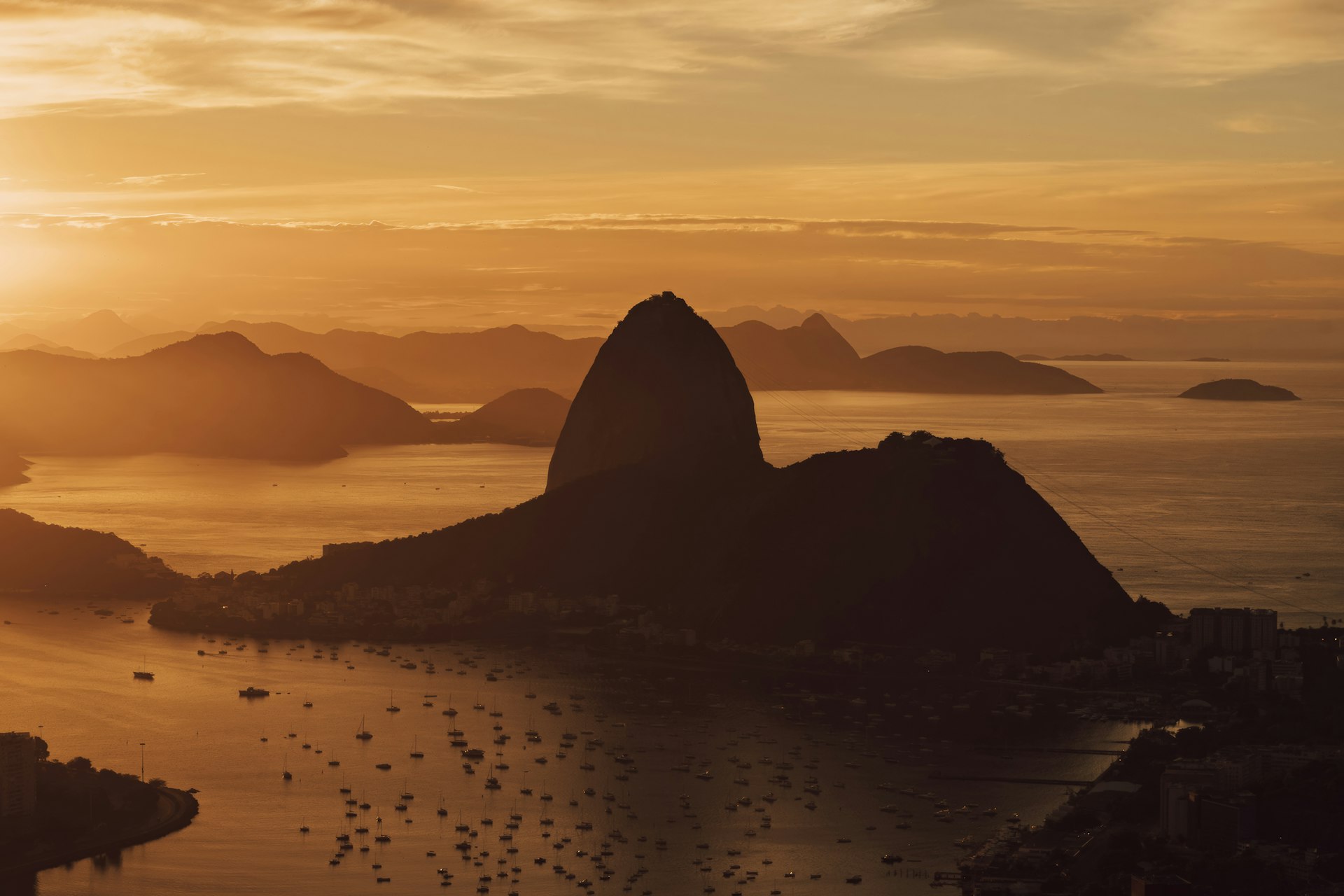 Baía de Guanabara e Pão de Açúcar ao amanhecer