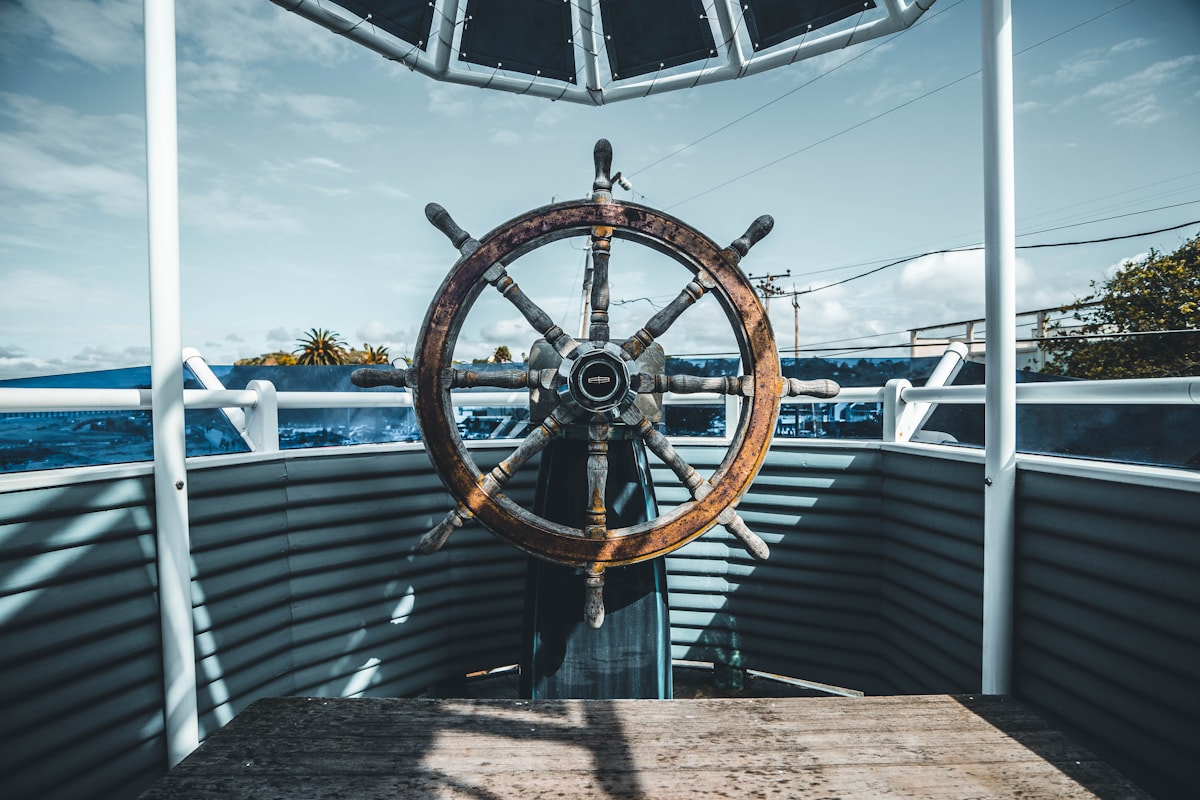 Navio mercante atracado no porto