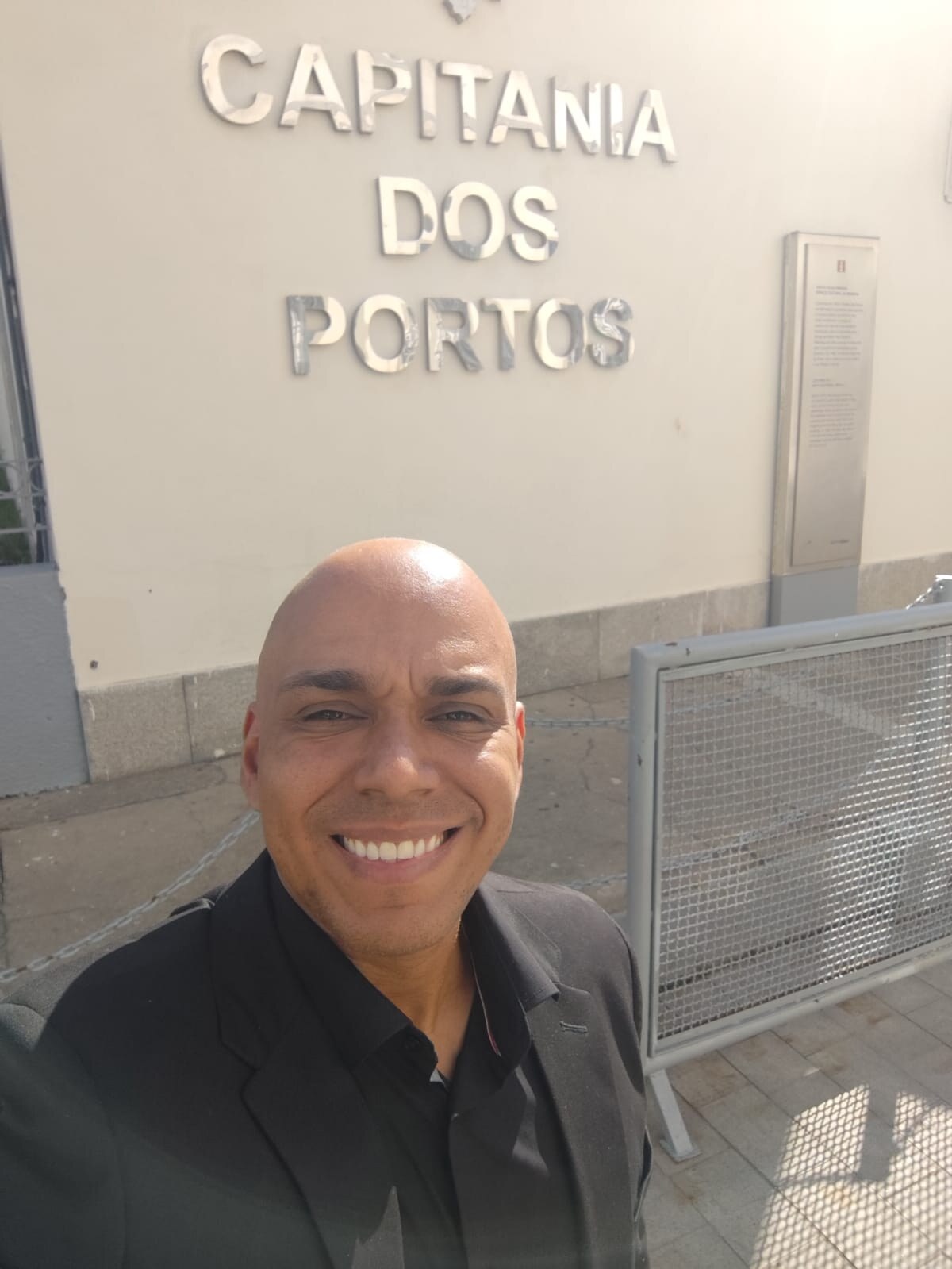 Oficial de Náutica Luis Gustavo em frente à Capitania dos Portos