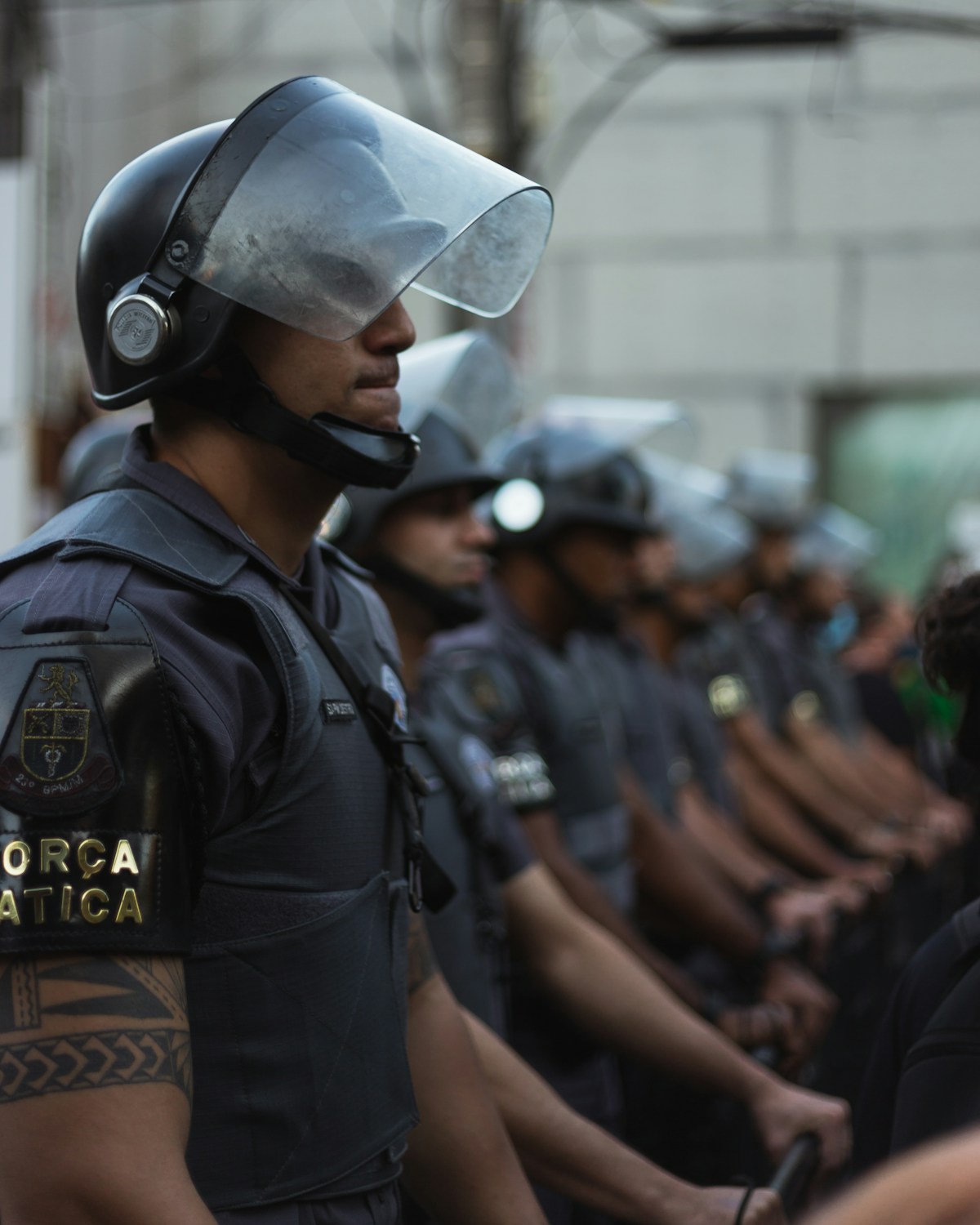 Marinheiro em uniforme no porto, representando a carreira aquaviária acessível pelo processo seletivo da CPRAJ