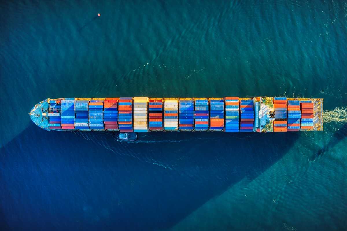 Navio da Marinha Mercante brasileira navegando — investimentos do FMM geram vagas embarcadas
