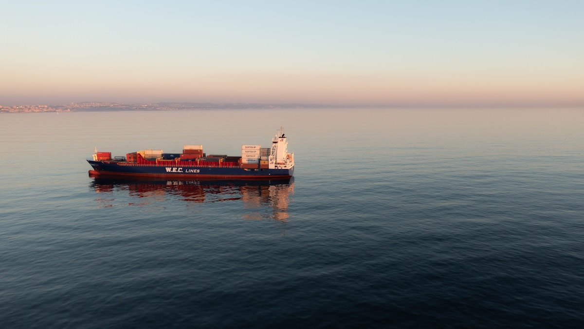 Navio de carga ao entardecer ilustrando o acompanhamento das inscrições da TRANSPETRO 2026