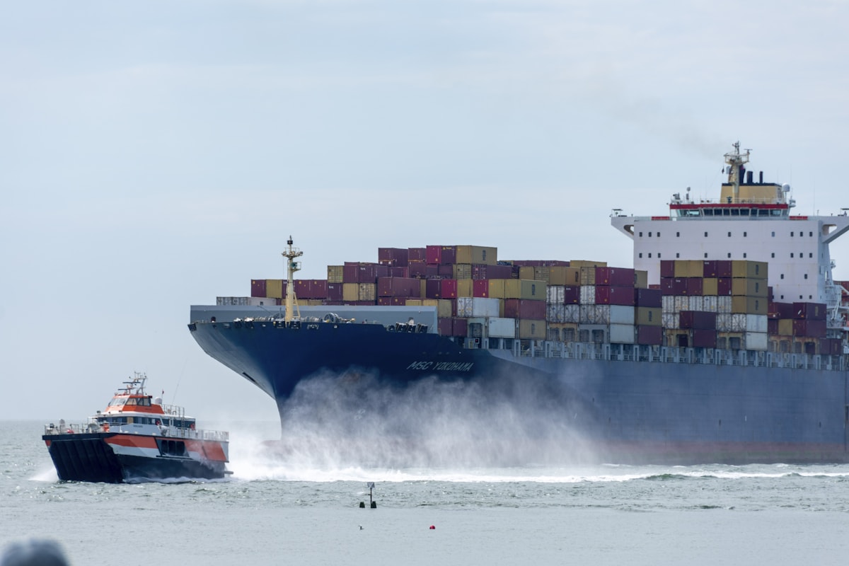 Navio no mar representando as operações offshore da MODEC no Brasil