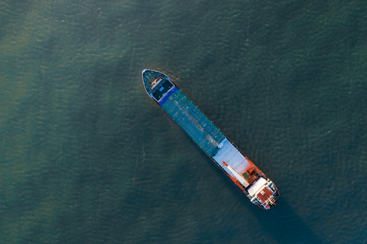 Navio cargueiro no oceano representando as vagas de entrada na carreira aquaviária pela TRANSPETRO