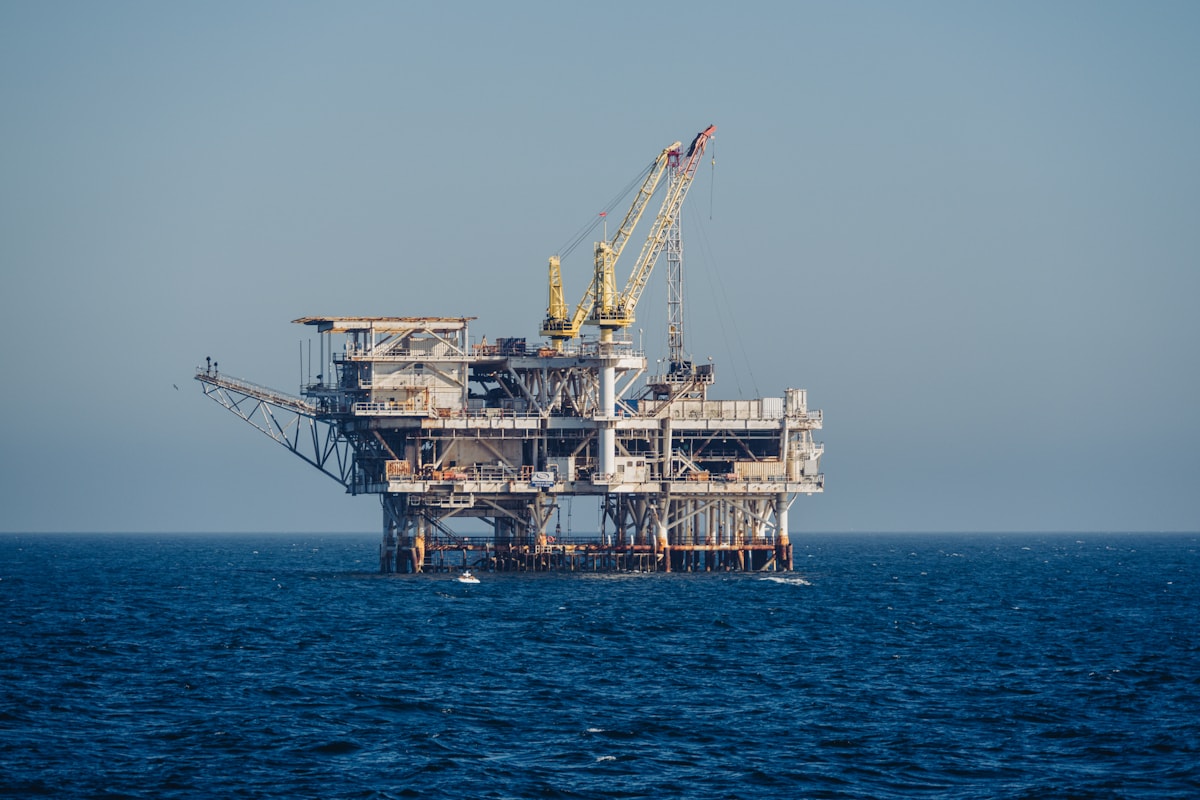 Plataforma offshore da Petrobras representando a exploração da Margem Equatorial brasileira