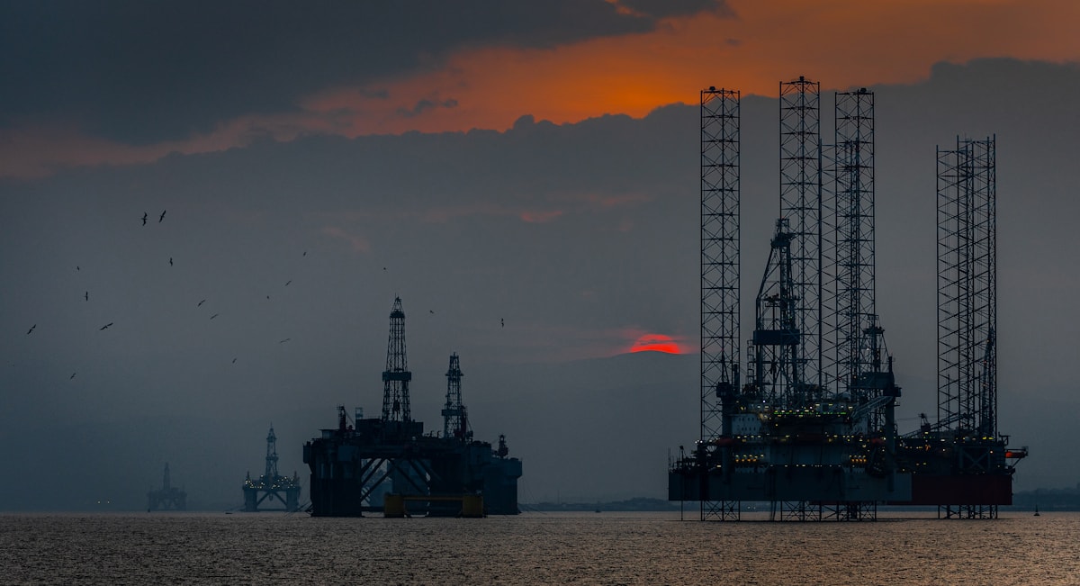 Pôr do sol em plataforma offshore — representando oportunidades na Margem Equatorial para trabalhadores embarcados