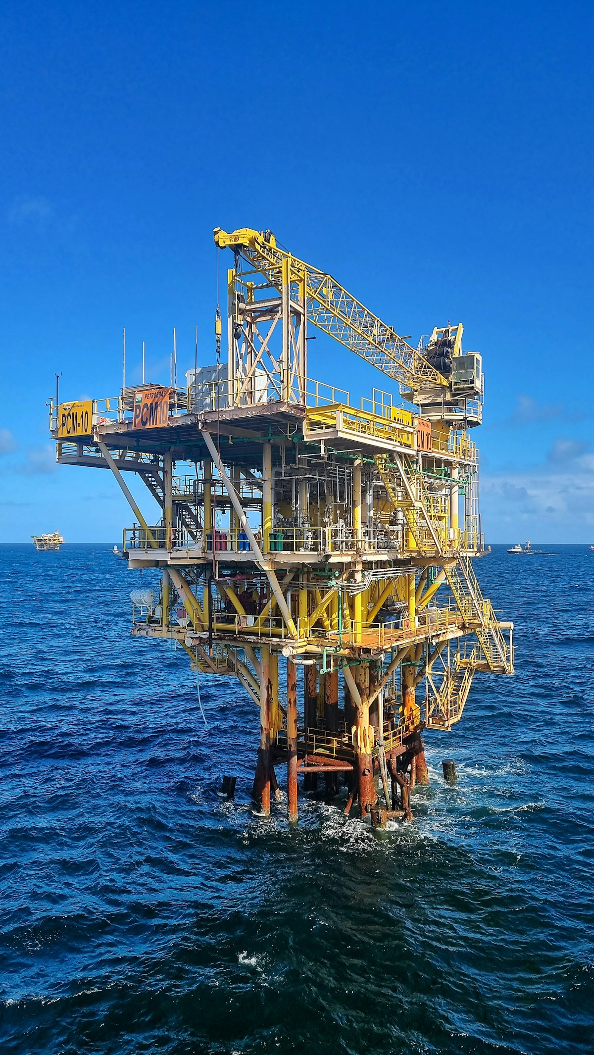Plataforma de petróleo no oceano representando as vagas offshore da Perbras