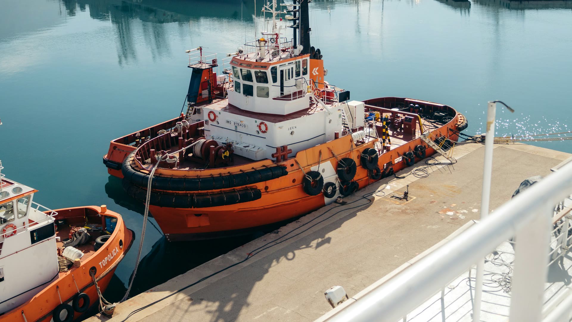 Navio mercante atracado no porto