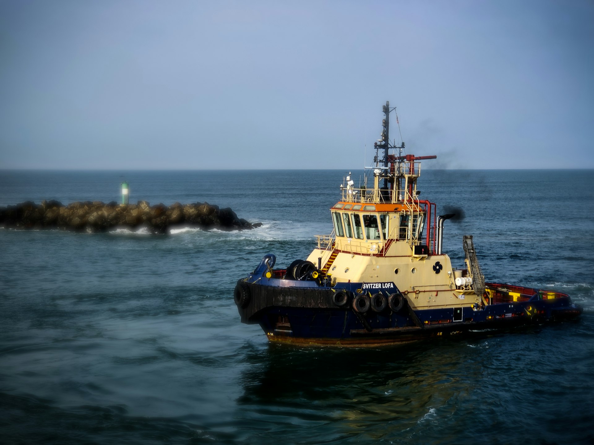Rebocador navegando no mar