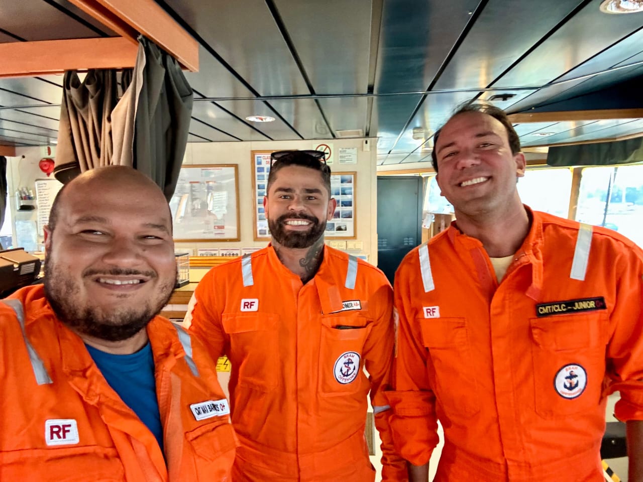 Ponte de comando de embarcação, representando comunicação, rotina e crescimento profissional no mar