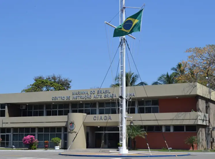 Cadete em formação marítima praticando comunicação de rádio com alfabeto fonético