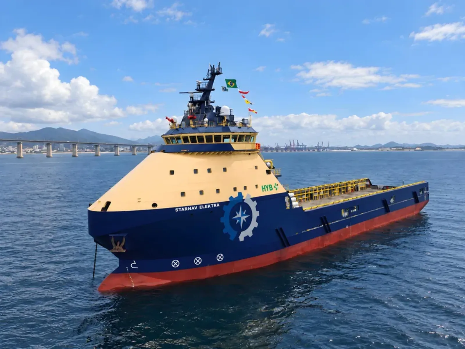 O PSV Starnav Elektra navegando com o nome visível no casco, próximo à costa do Rio de Janeiro