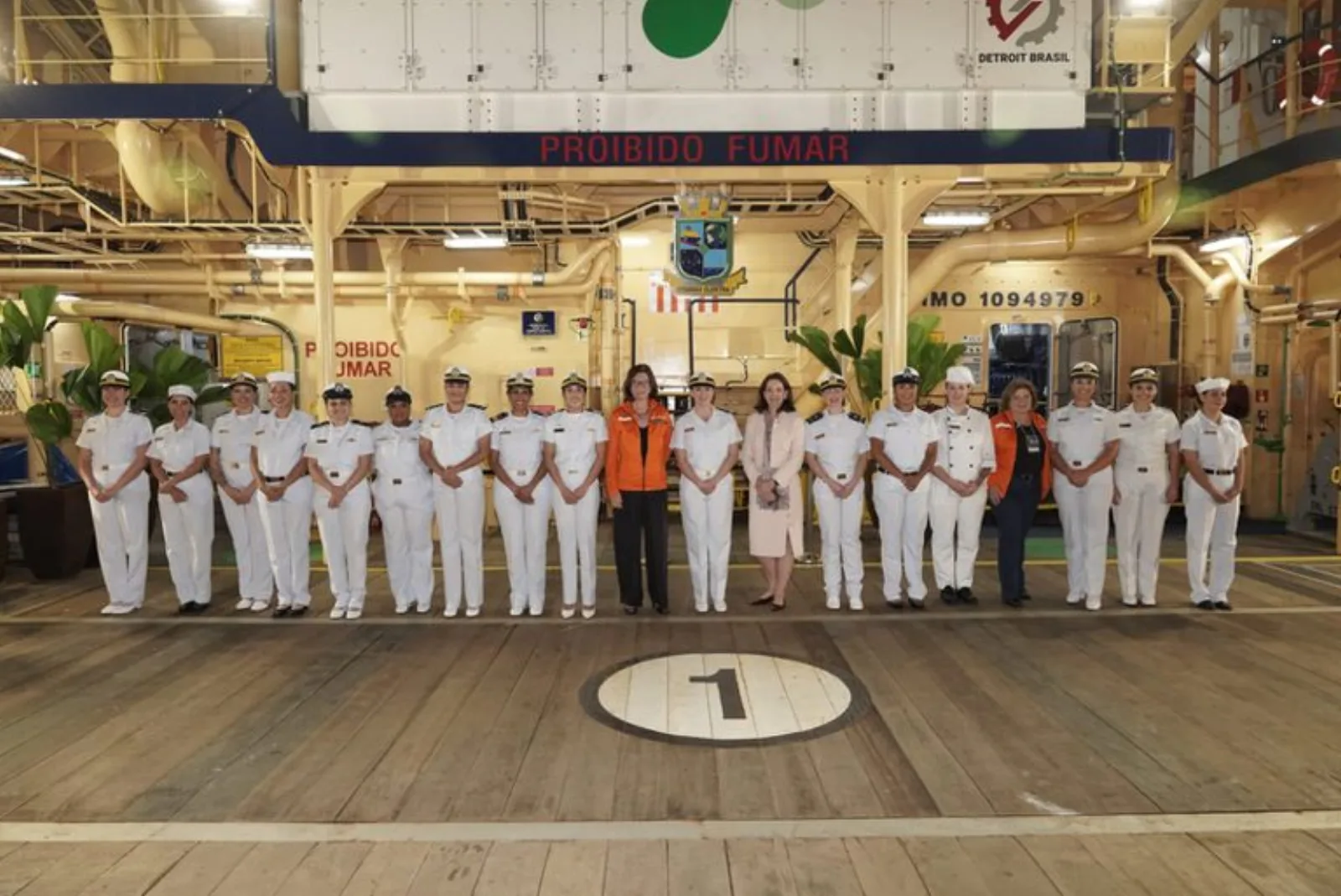 Tripulação 100% feminina do Starnav Elektra reunida no convés do navio durante a cerimônia de batismo