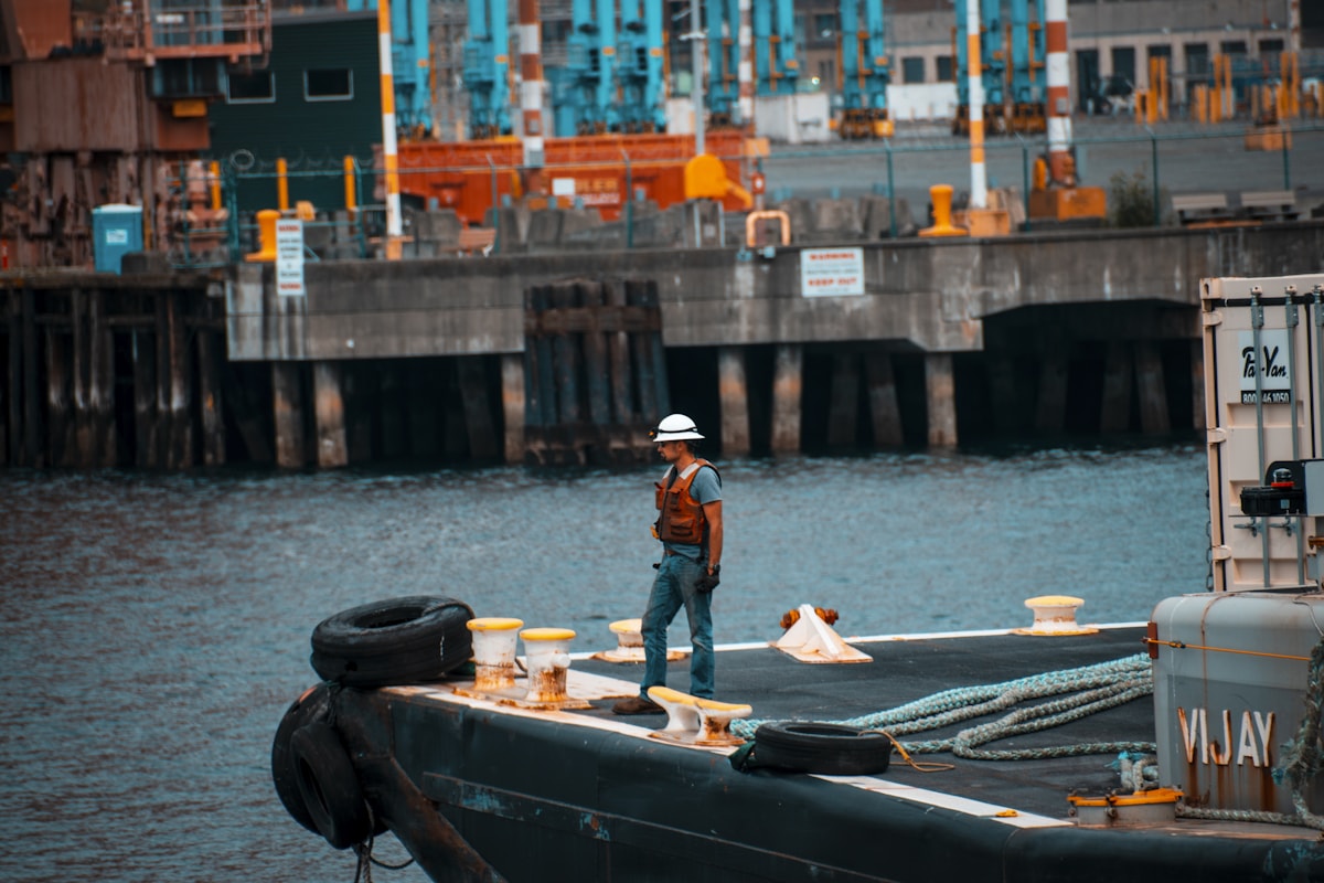 Profissional offshore em plataforma na Bacia de Campos, Macaé