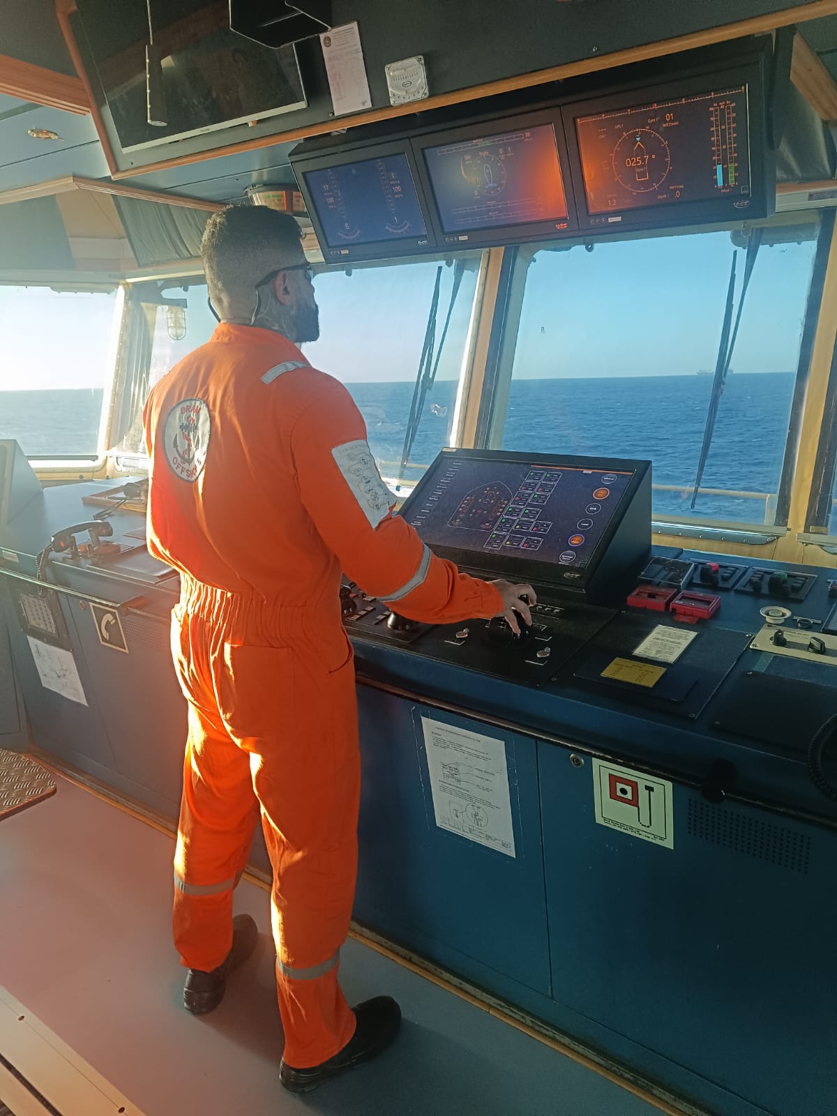 Oficial no passadiço operando os instrumentos de navegação