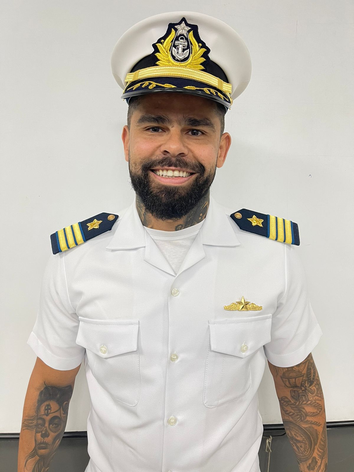 Comandante Wladmir Aquino, oficial da Marinha Mercante, de farda